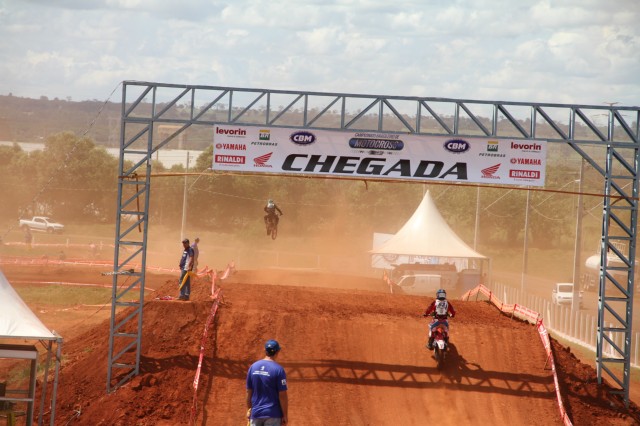 Emoção também no ar: pilotos voam com suas máquinas no Arena Mix