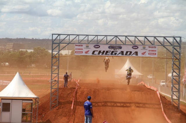 Emoção também no ar: pilotos voam com suas máquinas no Arena Mix