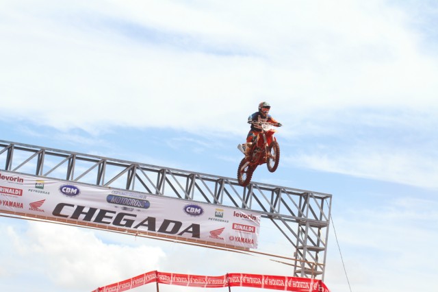 Emoção também no ar: pilotos voam com suas máquinas no Arena Mix