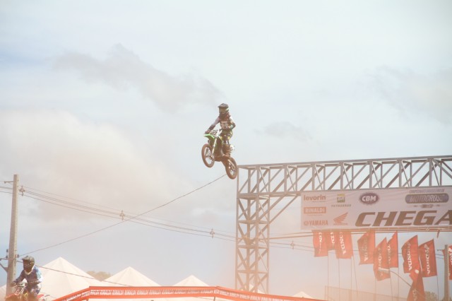 Emoção também no ar: pilotos voam com suas máquinas no Arena Mix