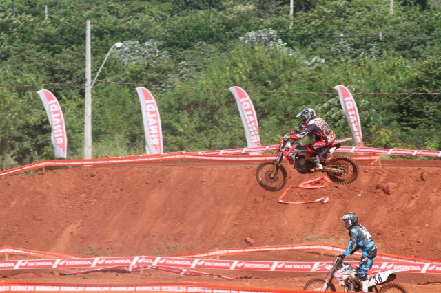 Emoção também no ar: pilotos voam com suas máquinas no Arena Mix