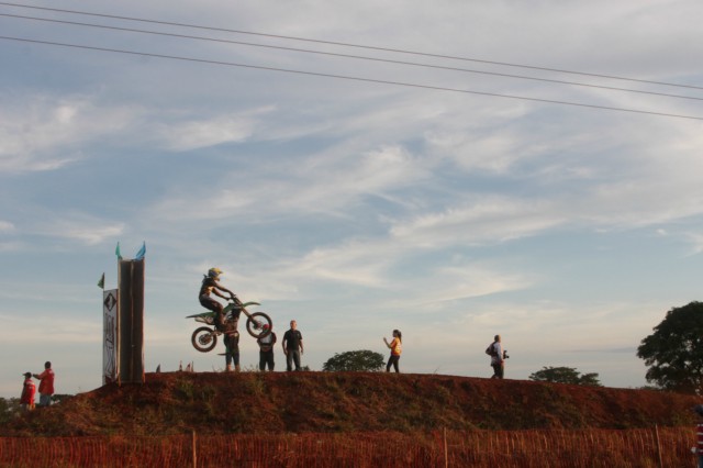 Mais de 3 mil pessoas prestigiaram o motocross em Brasilândia