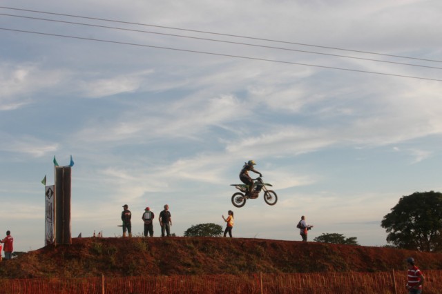 Mais de 3 mil pessoas prestigiaram o motocross em Brasilândia