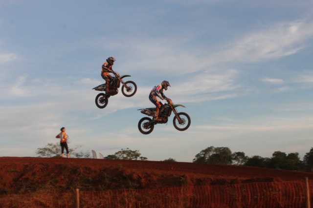 Mais de 3 mil pessoas prestigiaram o motocross em Brasilândia