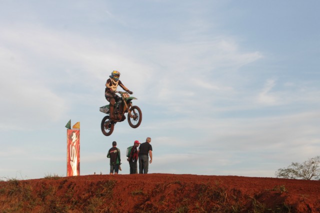 Mais de 3 mil pessoas prestigiaram o motocross em Brasilândia