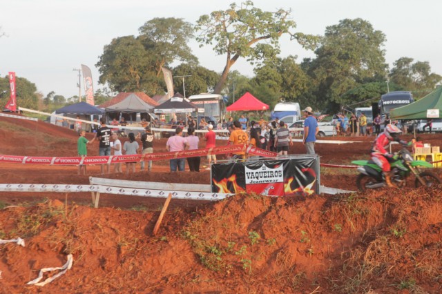 Mais de 3 mil pessoas prestigiaram o motocross em Brasilândia