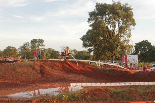 Mais de 3 mil pessoas prestigiaram o motocross em Brasilândia