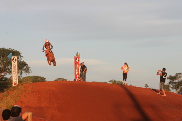 Mais de 3 mil pessoas prestigiaram o motocross em Brasilândia