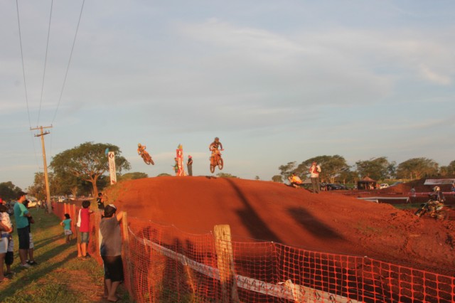 Mais de 3 mil pessoas prestigiaram o motocross em Brasilândia