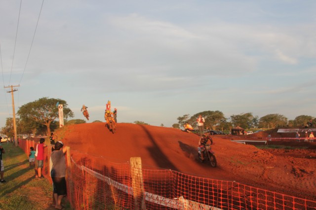 Mais de 3 mil pessoas prestigiaram o motocross em Brasilândia