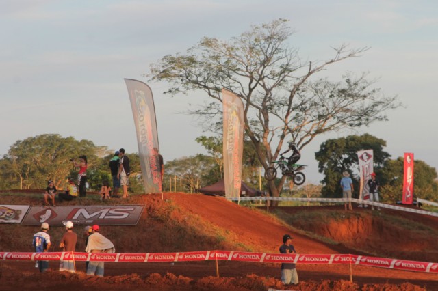 Mais de 3 mil pessoas prestigiaram o motocross em Brasilândia