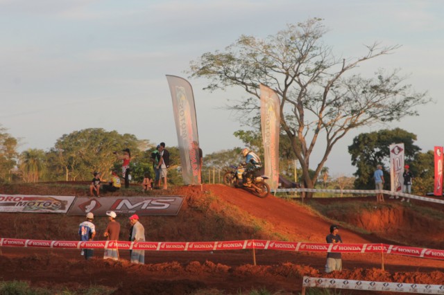 Mais de 3 mil pessoas prestigiaram o motocross em Brasilândia