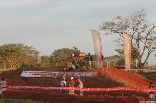 Mais de 3 mil pessoas prestigiaram o motocross em Brasilândia