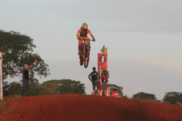 Mais de 3 mil pessoas prestigiaram o motocross em Brasilândia