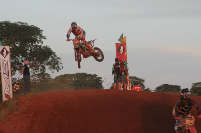 Mais de 3 mil pessoas prestigiaram o motocross em Brasilândia