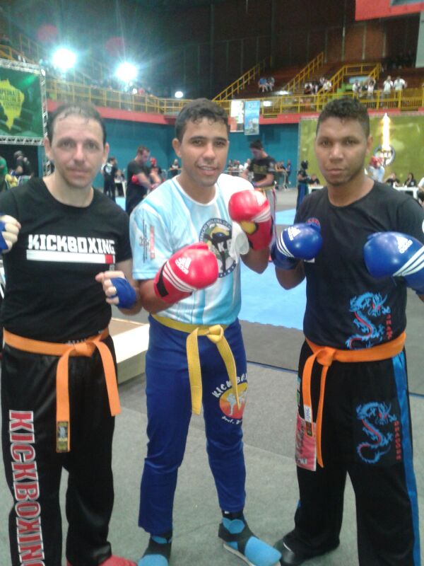 Seis atletas de Três Lagoas representaram o estado no Brasileiro de Kickboxing