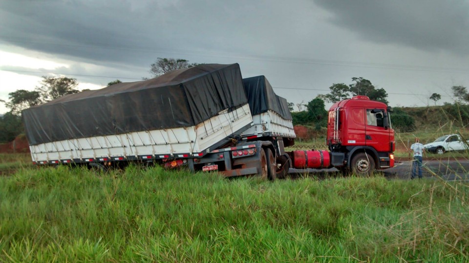 Após quebrar eixo, carreta bi-trem carregada de milho bloqueia MS 395 próximo a Bataguassu