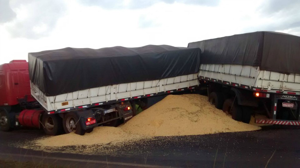 Após quebrar eixo, carreta bi-trem carregada de milho bloqueia MS 395 próximo a Bataguassu