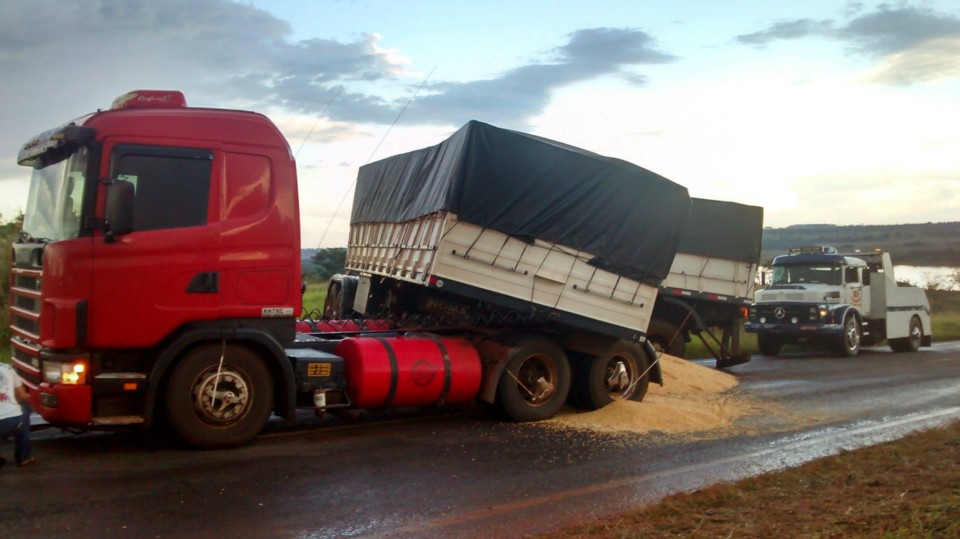 Após quebrar eixo, carreta bi-trem carregada de milho bloqueia MS 395 próximo a Bataguassu