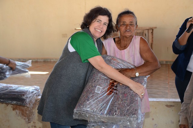 Prefeita entrega novos cobertores às famílias do Arapuá