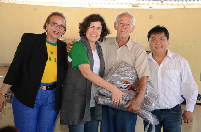 Prefeita entrega novos cobertores às famílias do Arapuá