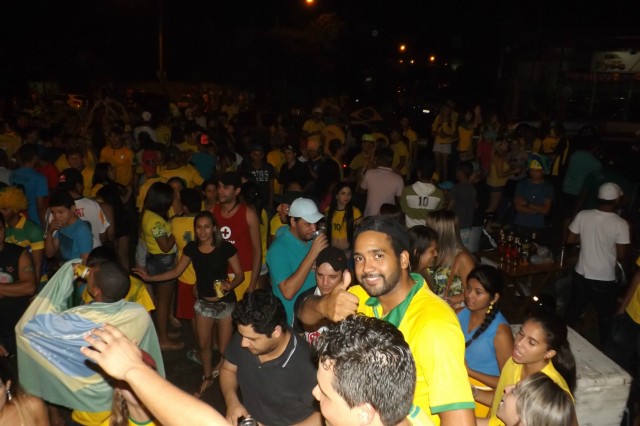 Líder no grupo, Brasil vence Camarões e anima torcida três-lagoense