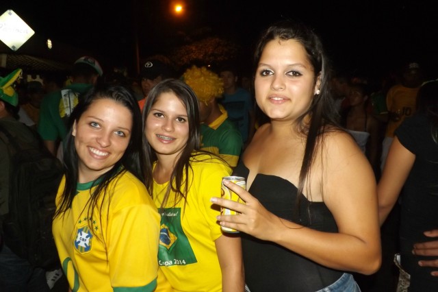 Líder no grupo, Brasil vence Camarões e anima torcida três-lagoense