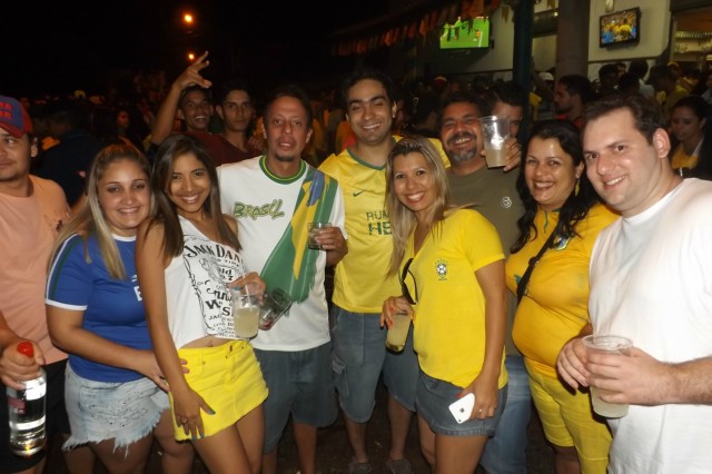 Líder no grupo, Brasil vence Camarões e anima torcida três-lagoense