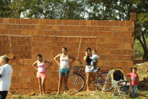Demolição: famílias perdem casa em reintegração de posse
