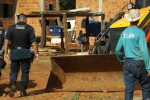 Demolição: famílias perdem casa em reintegração de posse