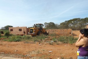 Demolição: famílias perdem casa em reintegração de posse