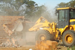 Demolição: famílias perdem casa em reintegração de posse