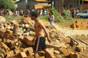 Demolição: famílias perdem casa em reintegração de posse
