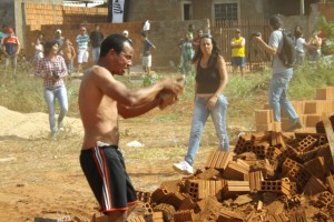 Demolição: famílias perdem casa em reintegração de posse