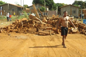 Demolição: famílias perdem casa em reintegração de posse