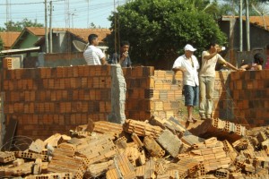 Demolição: famílias perdem casa em reintegração de posse