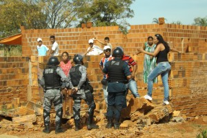 Demolição: famílias perdem casa em reintegração de posse