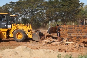 Demolição: famílias perdem casa em reintegração de posse