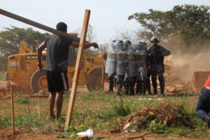 Demolição: famílias perdem casa em reintegração de posse
