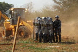 Demolição: famílias perdem casa em reintegração de posse