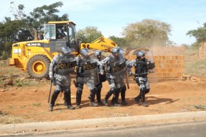 Demolição: famílias perdem casa em reintegração de posse