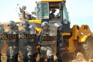 Demolição: famílias perdem casa em reintegração de posse