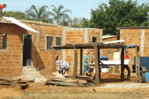Demolição: famílias perdem casa em reintegração de posse