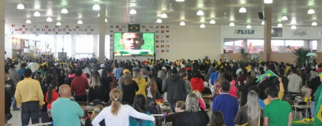 Torcedores vibram com a partida entre Brasil e Chile dentro do Shopping China Torcedores vibram com a partida entre Brasil e Chile dentro do Shopping China