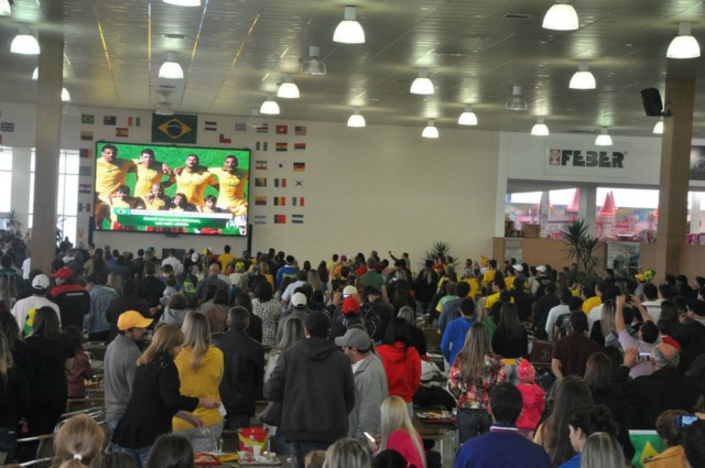 Torcedores vibram com a partida entre Brasil e Chile dentro do Shopping China Torcedores vibram com a partida entre Brasil e Chile dentro do Shopping China