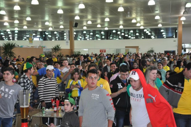 Torcedores vibram com a partida entre Brasil e Chile dentro do Shopping China Torcedores vibram com a partida entre Brasil e Chile dentro do Shopping China