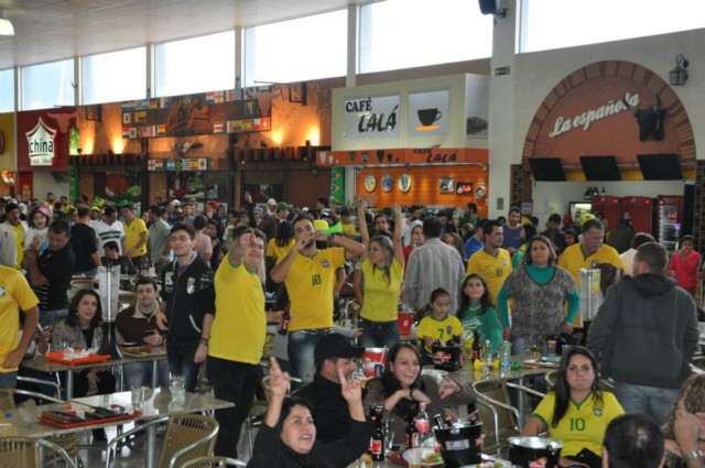 Torcedores vibram com a partida entre Brasil e Chile dentro do Shopping China Torcedores vibram com a partida entre Brasil e Chile dentro do Shopping China