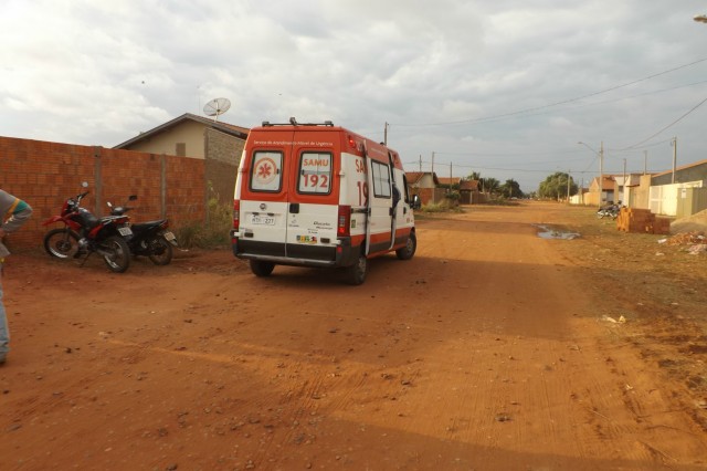 Pedreiro cai de andaime e sofre ferimentos no rosto e braços Pedreiro cai de andaime e sofre ferimentos no rosto e braços
