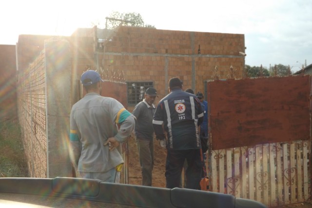 Pedreiro cai de andaime e sofre ferimentos no rosto e braços Pedreiro cai de andaime e sofre ferimentos no rosto e braços