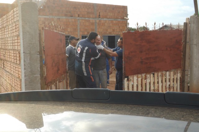 Pedreiro cai de andaime e sofre ferimentos no rosto e braços Pedreiro cai de andaime e sofre ferimentos no rosto e braços